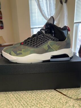 Jordan Maxin 200 Men’s Sneakers size 11 new/medium olive/gym red-black!!